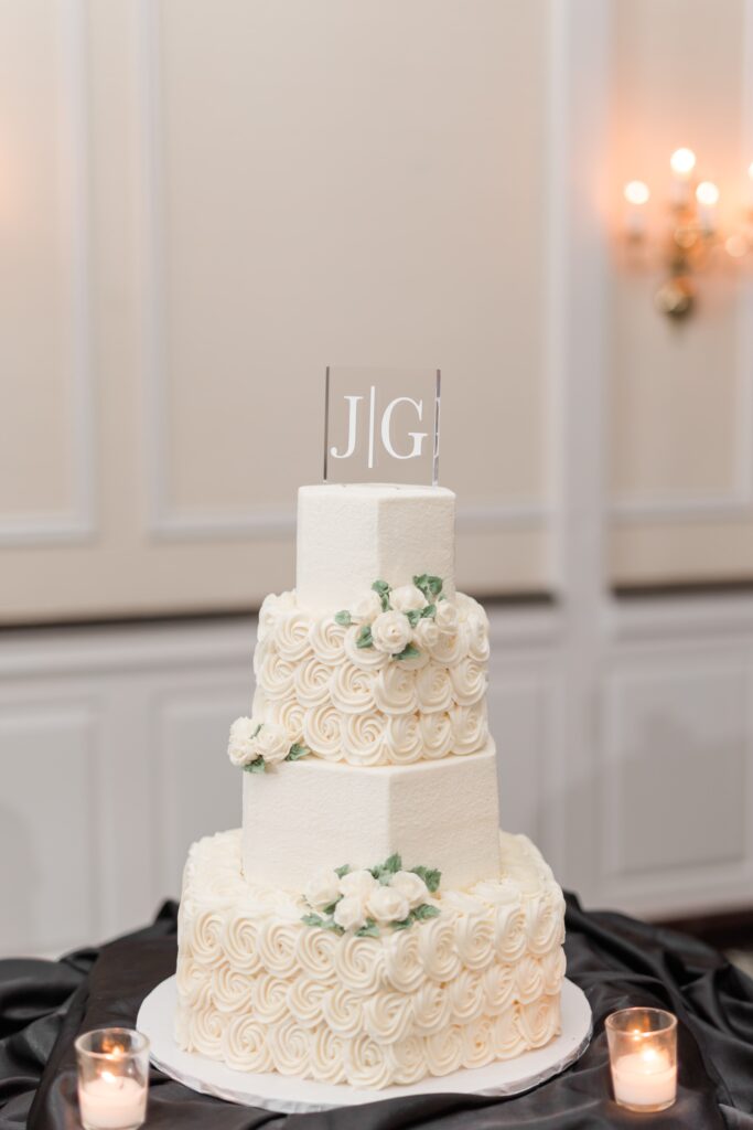 four tiered wedding cake with plexi cake topper